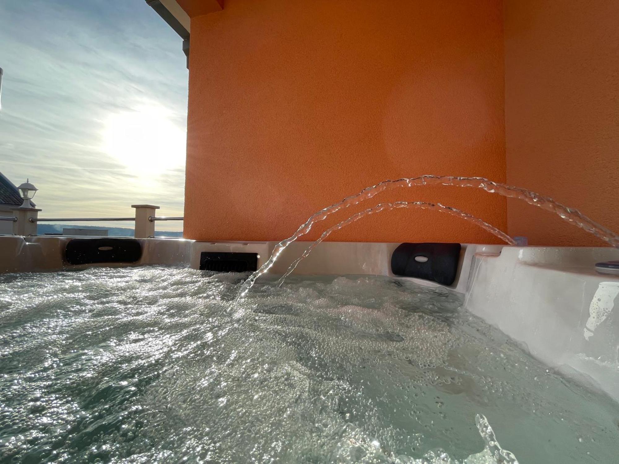 Villa Andrijana - Exclusively Yours - Family Getaway With Private Pool Kaštela المظهر الخارجي الصورة